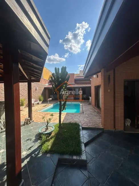 Foto 1 de Casa com 2 quartos à venda, 184m2 em Centro, Mogi Guacu - SP
