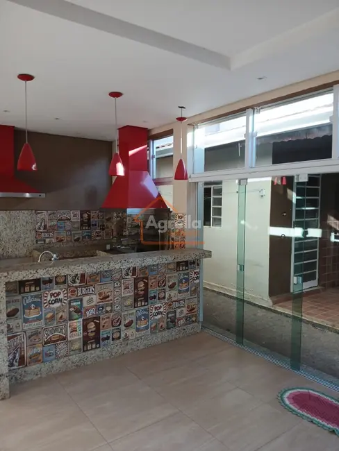 Foto 1 de Casa com 3 quartos à venda, 200m2 em Vila Pichatelli, Mogi Mirim - SP