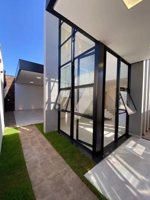 Foto 3 de Sobrado com 3 quartos à venda, 208m2 em Guararapes - SP