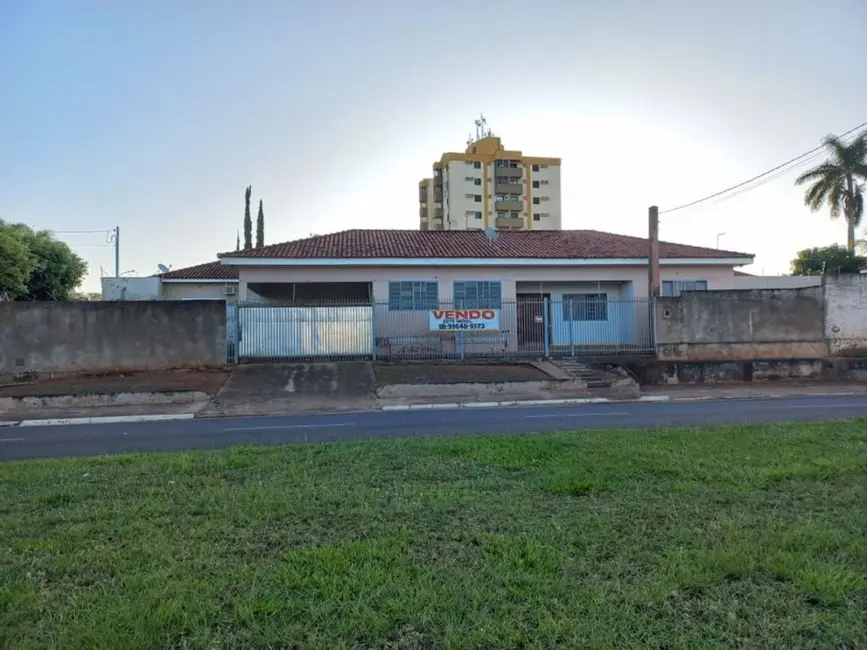 Foto 1 de Casa com 3 quartos à venda, 360m2 em Centro, Guararapes - SP