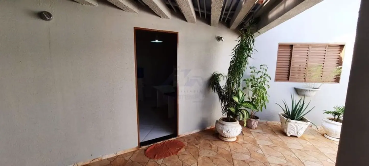Foto 8 de Casa com 3 quartos à venda, 450m2 em Guararapes - SP
