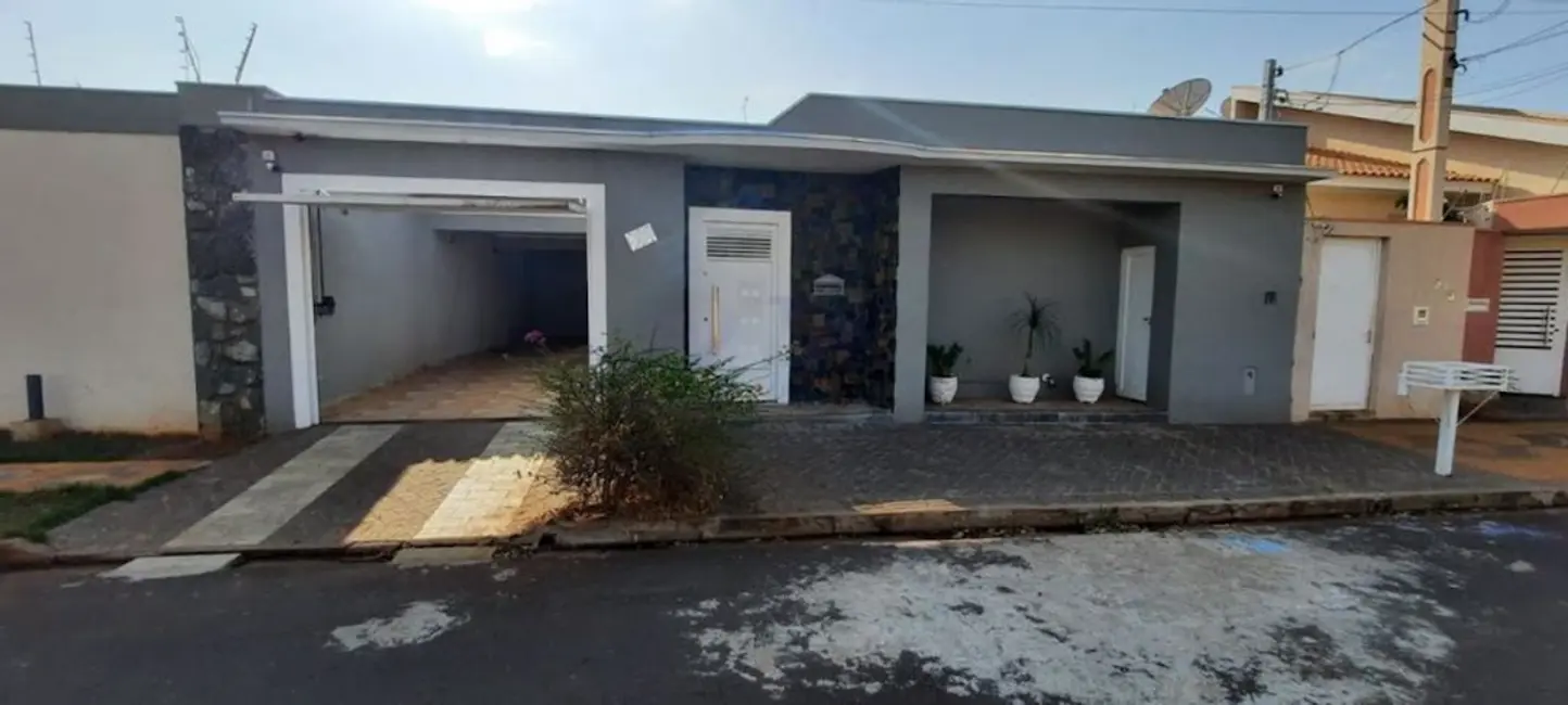 Foto 4 de Casa com 3 quartos à venda, 450m2 em Guararapes - SP