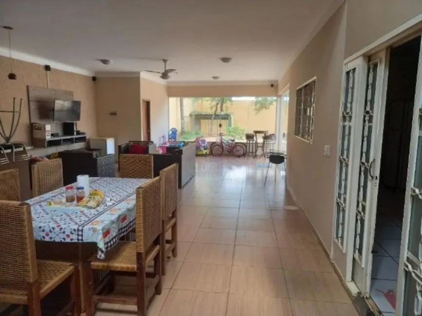 Sobrado com 3 quartos à venda, 300m2 em Aviação, Aracatuba - SP - imagem 7 Foto 7 de Sobrado com 3 quartos à venda, 300m2 em Aviação, Aracatuba - SP