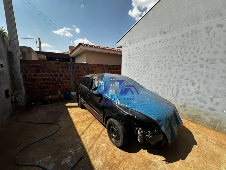 Foto 3 de Casa com 2 quartos à venda e para alugar, 260m2 em Guararapes - SP