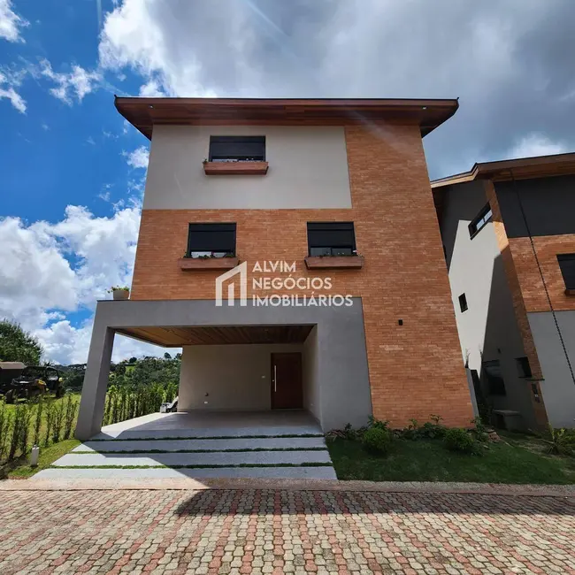 Foto 2 de Sobrado com 4 quartos à venda, 230m2 em Campos Do Jordao - SP