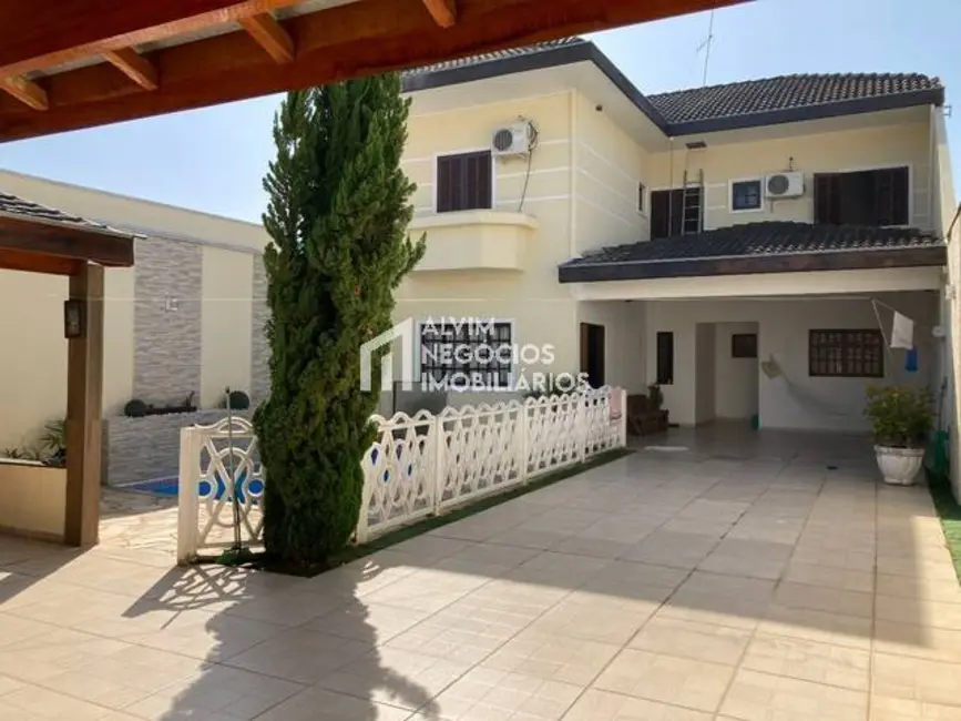 Foto 1 de Sobrado com 3 quartos à venda, 250m2 em Loteamento Villa Branca, Jacarei - SP