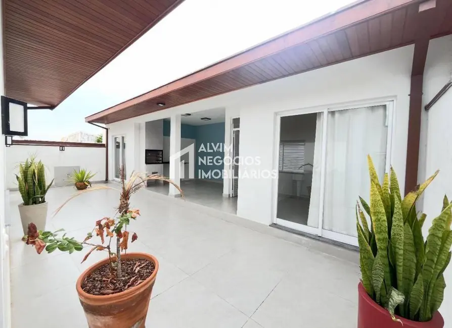 Foto 5 de Casa com 5 quartos para alugar, 220m2 em Sao Jose Dos Campos - SP