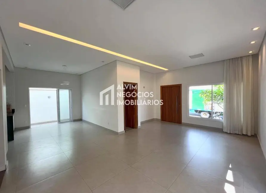 Foto 1 de Casa com 5 quartos para alugar, 220m2 em Sao Jose Dos Campos - SP