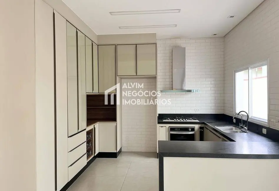Foto 3 de Casa com 5 quartos para alugar, 220m2 em Sao Jose Dos Campos - SP