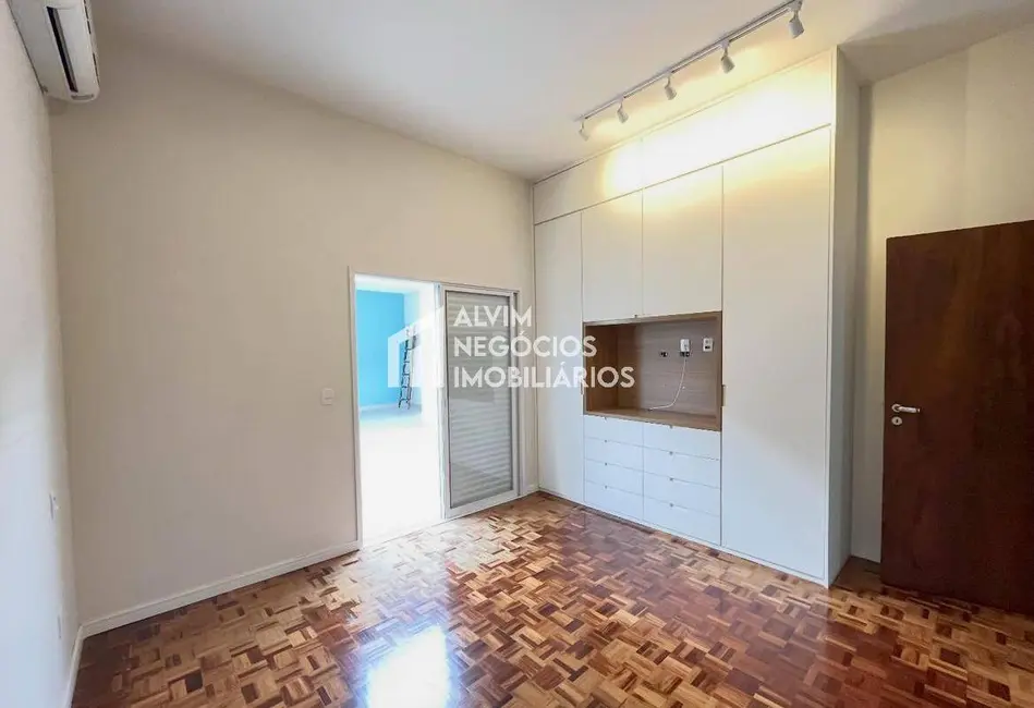 Foto 4 de Casa com 5 quartos para alugar, 220m2 em Sao Jose Dos Campos - SP