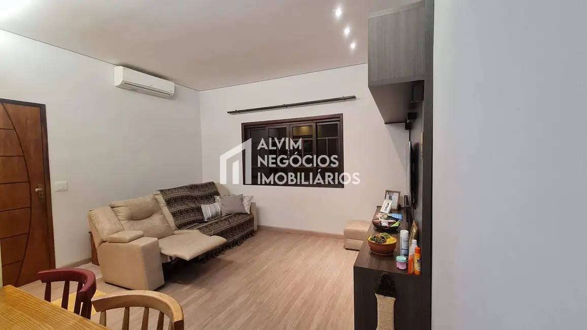 Foto 3 de Casa com 3 quartos à venda, 150m2 em Sao Jose Dos Campos - SP