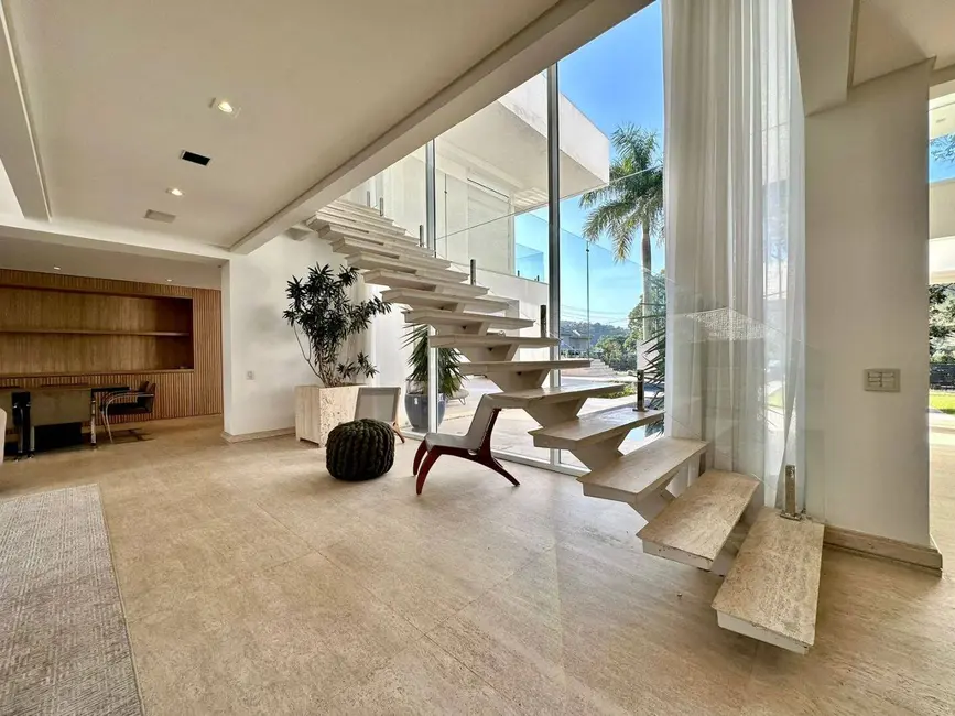 Casa com 5 quartos à venda e para alugar, 1959m2 em Residencial Tamboré, Barueri - SP - imagem 7 Foto 7 de Casa com 5 quartos à venda e para alugar, 1959m2 em Residencial Tamboré, Barueri - SP