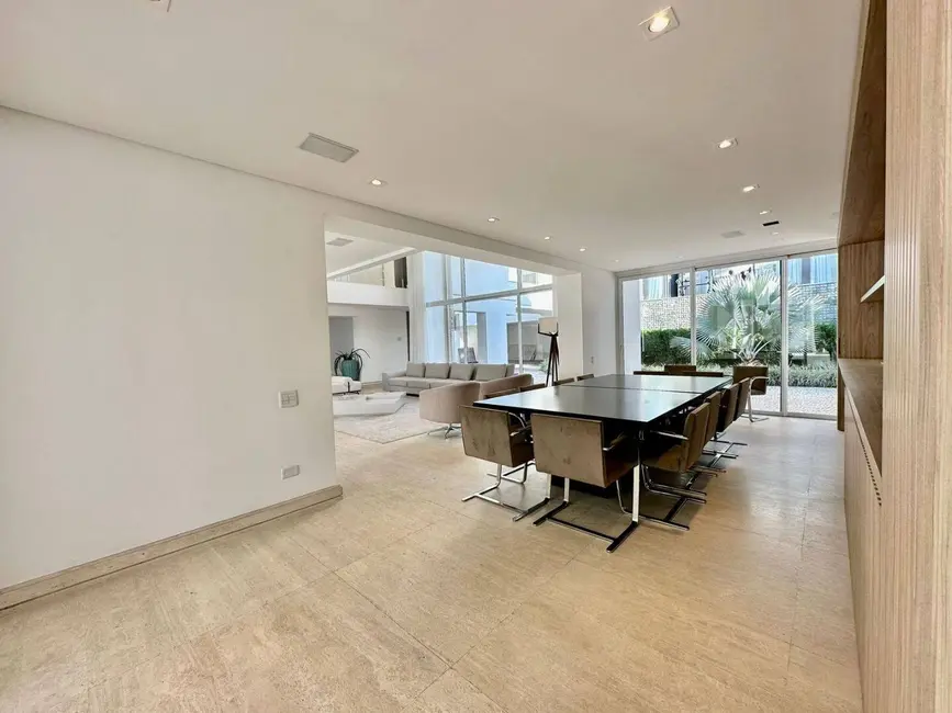 Casa com 5 quartos à venda e para alugar, 1959m2 em Residencial Tamboré, Barueri - SP - imagem 8 Foto 8 de Casa com 5 quartos à venda e para alugar, 1959m2 em Residencial Tamboré, Barueri - SP