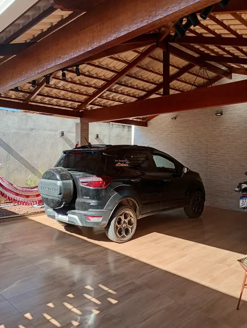 Foto 2 de Casa com 3 quartos à venda, 250m2 em Esmeraldas - MG