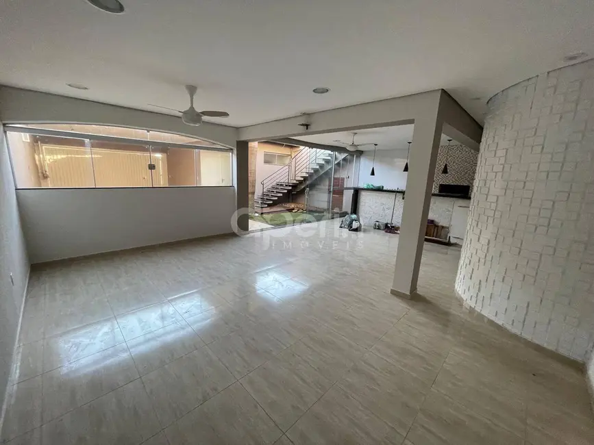 Casa com 3 quartos à venda, 250m2 em Residencial Samambaia, Sao Carlos - SP - imagem 8 Foto 8 de Casa com 3 quartos à venda, 250m2 em Residencial Samambaia, Sao Carlos - SP