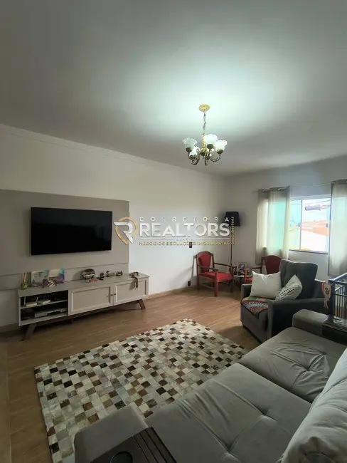 Foto 4 de Casa com 3 quartos à venda, 180m2 em Parque Residencial Vinte e Quatro de Maio, Botucatu - SP