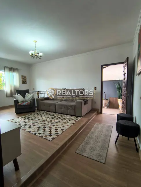 Foto 3 de Casa com 3 quartos à venda, 180m2 em Parque Residencial Vinte e Quatro de Maio, Botucatu - SP