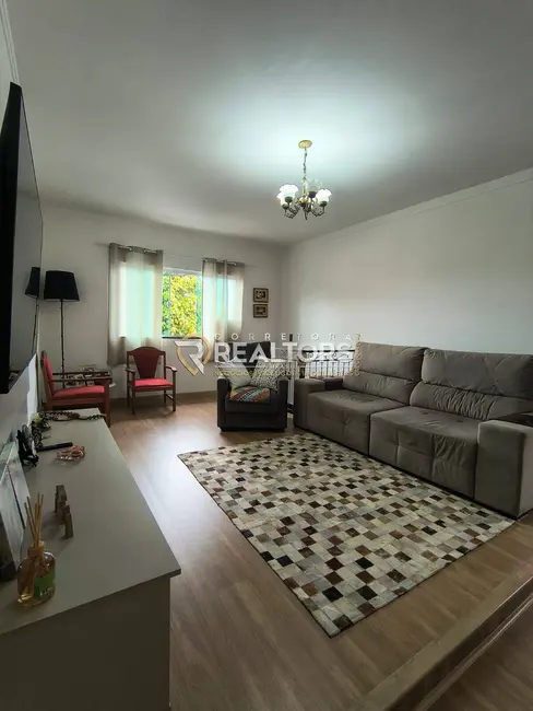 Foto 1 de Casa com 3 quartos à venda, 180m2 em Parque Residencial Vinte e Quatro de Maio, Botucatu - SP