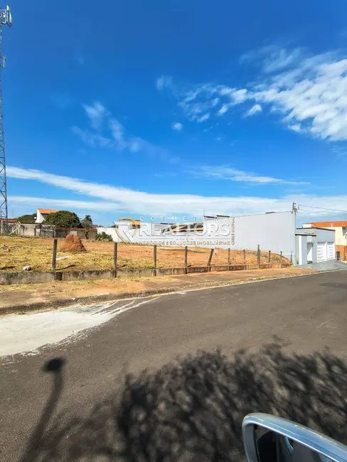 Foto 1 de Terreno / Lote à venda, 972m2 em Botucatu - SP