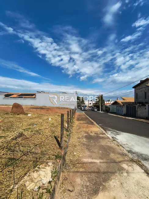 Foto 3 de Terreno / Lote à venda, 972m2 em Botucatu - SP