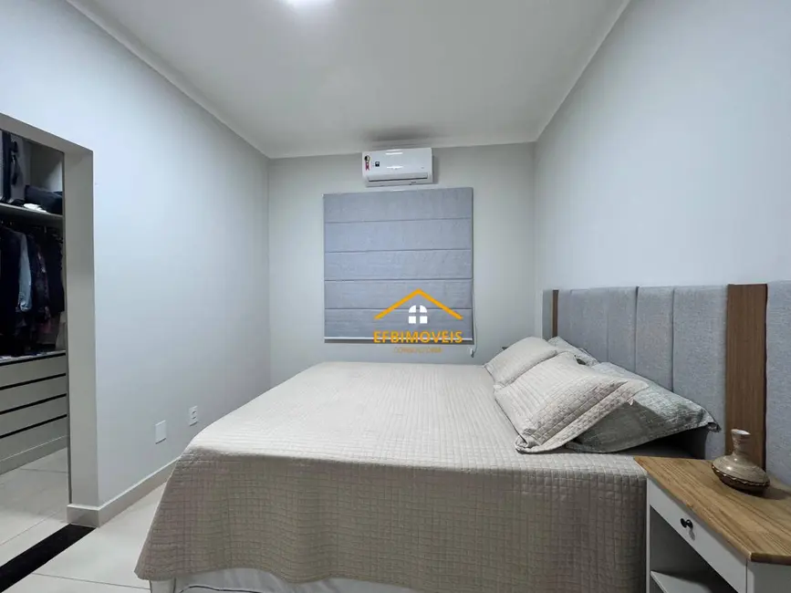 Foto 3 de Casa de Condomínio com 3 quartos à venda, 300m2 em Estância Hípica, Nova Odessa - SP