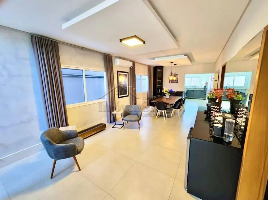Foto 1 de Casa de Condomínio com 4 quartos à venda, 285m2 em Sao Jose Dos Campos - SP