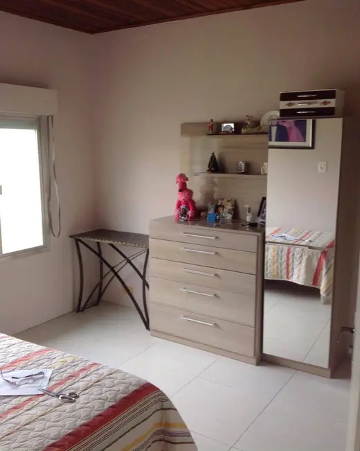 Casa com 4 quartos à venda, 173m2 em Harmonia, Canoas - RS - imagem 5 Foto 5 de Casa com 4 quartos à venda, 173m2 em Harmonia, Canoas - RS