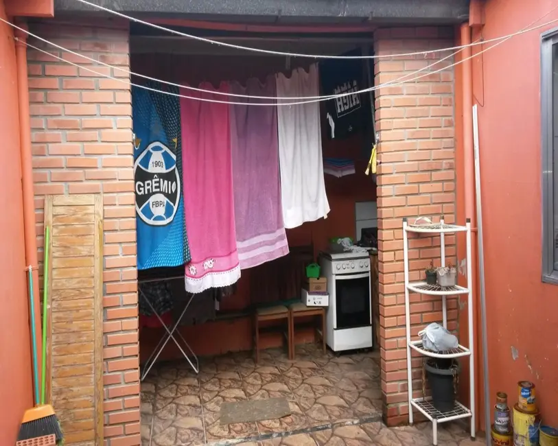 Casa com 2 quartos à venda, 65m2 em Guajuviras, Canoas - RS - imagem 4 Foto 4 de Casa com 2 quartos à venda, 65m2 em Guajuviras, Canoas - RS