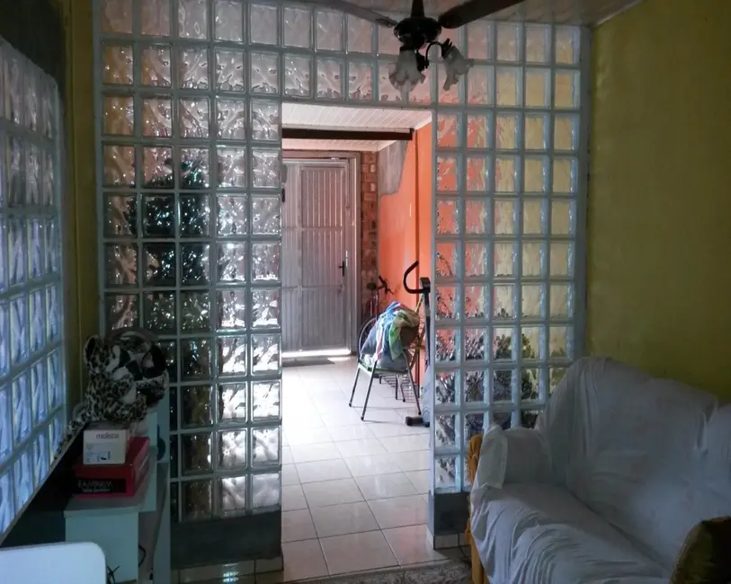 Foto 2 de Casa com 2 quartos à venda, 65m2 em Guajuviras, Canoas - RS