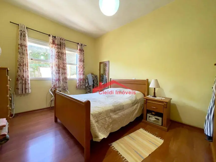 Casa com 3 quartos à venda, 655m2 em América, Joinville - SC - imagem 8 Foto 8 de Casa com 3 quartos à venda, 655m2 em América, Joinville - SC
