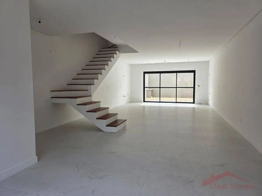 Foto 3 de Sobrado com 3 quartos à venda, 150m2 em Anita Garibaldi, Joinville - SC