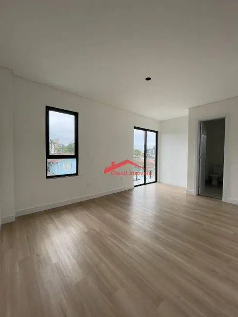 Sobrado com 3 quartos à venda, 151m2 em Bom Retiro, Joinville - SC - imagem 9 Foto 9 de Sobrado com 3 quartos à venda, 151m2 em Bom Retiro, Joinville - SC