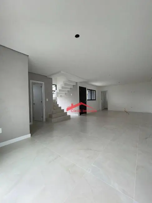 Sobrado com 3 quartos à venda, 151m2 em Bom Retiro, Joinville - SC - imagem 3 Foto 3 de Sobrado com 3 quartos à venda, 151m2 em Bom Retiro, Joinville - SC