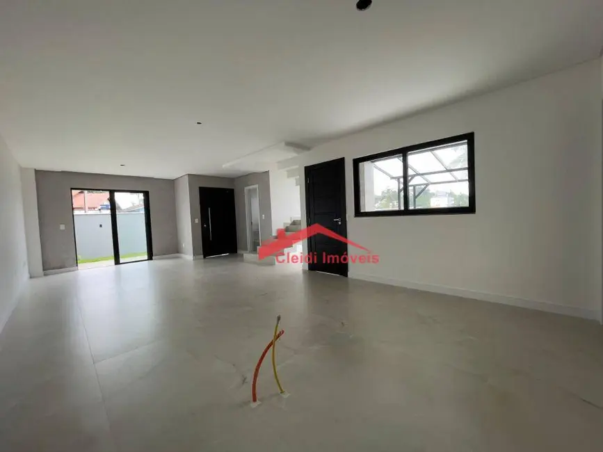 Sobrado com 3 quartos à venda, 151m2 em Bom Retiro, Joinville - SC - imagem 5 Foto 5 de Sobrado com 3 quartos à venda, 151m2 em Bom Retiro, Joinville - SC