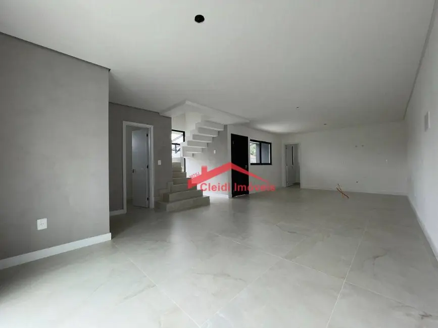 Sobrado com 3 quartos à venda, 151m2 em Bom Retiro, Joinville - SC - imagem 4 Foto 4 de Sobrado com 3 quartos à venda, 151m2 em Bom Retiro, Joinville - SC