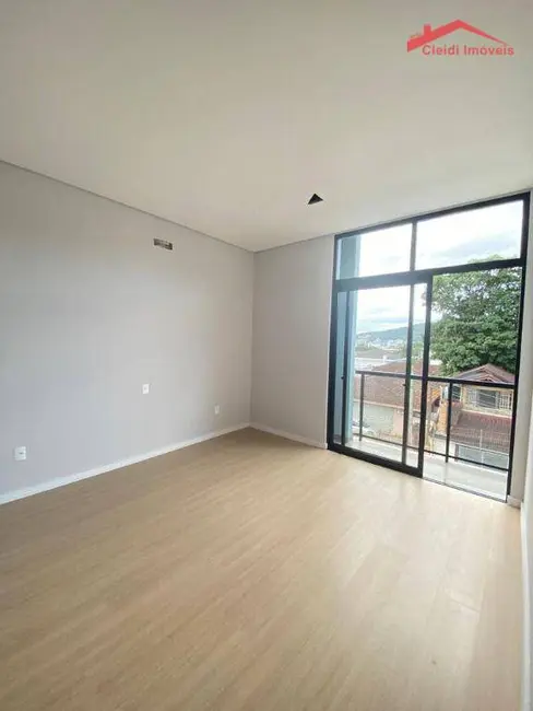 Sobrado com 3 quartos à venda, 206m2 em Saguaçu, Joinville - SC - imagem 9 Foto 9 de Sobrado com 3 quartos à venda, 206m2 em Saguaçu, Joinville - SC