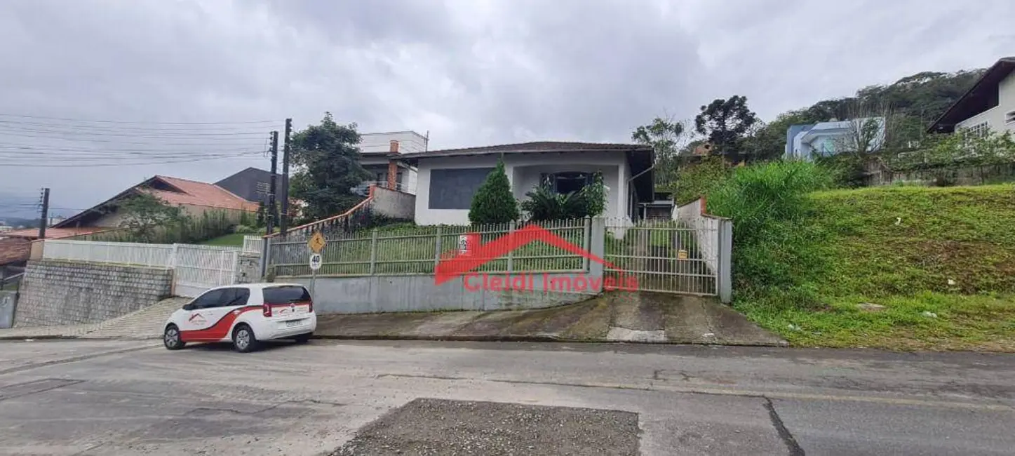 Foto 3 de Casa com 3 quartos à venda, 637m2 em Bom Retiro, Joinville - SC