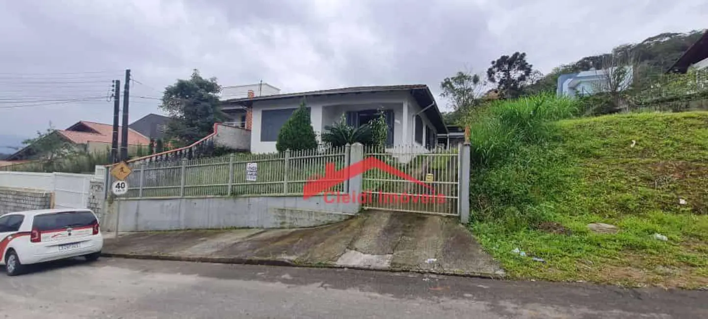 Foto 1 de Casa com 3 quartos à venda, 637m2 em Bom Retiro, Joinville - SC