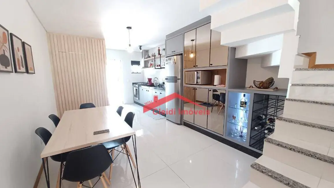 Sobrado com 3 quartos à venda, 83m2 em Saguaçu, Joinville - SC - imagem 4 Foto 4 de Sobrado com 3 quartos à venda, 83m2 em Saguaçu, Joinville - SC