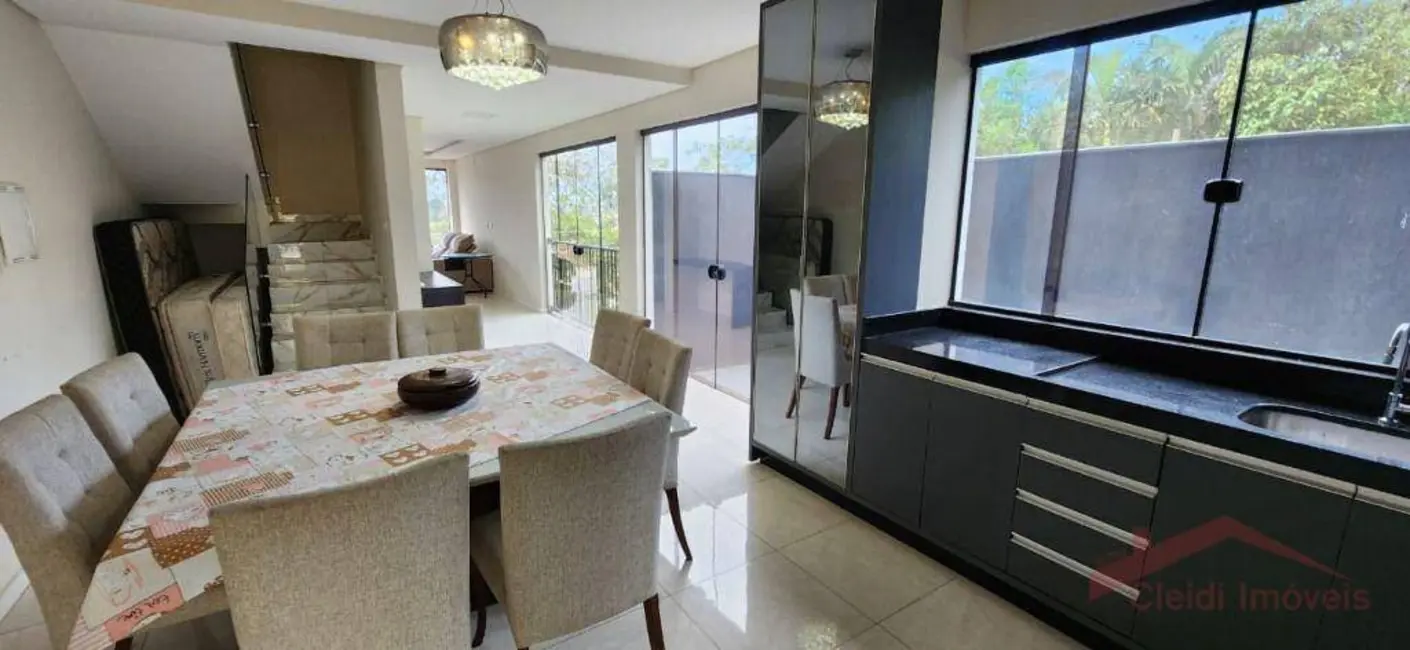 Foto 2 de Casa com 3 quartos para alugar, 200m2 em Glória, Joinville - SC