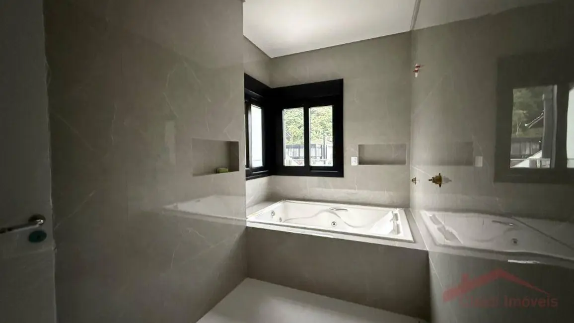 Casa com 3 quartos à venda, 210m2 em América, Joinville - SC - imagem 9 Foto 9 de Casa com 3 quartos à venda, 210m2 em América, Joinville - SC