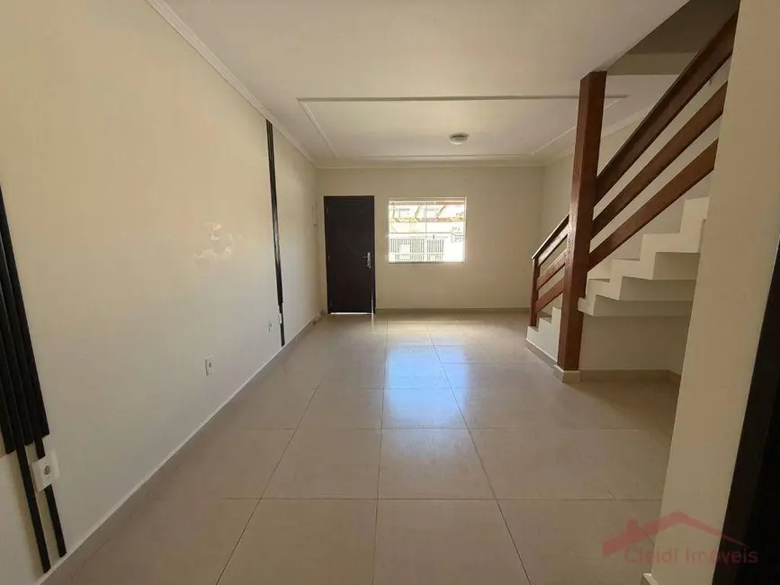 Foto 2 de Casa com 2 quartos para alugar, 84m2 em Iririú, Joinville - SC