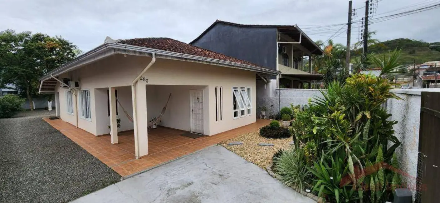 Foto 1 de Casa com 3 quartos para alugar, 360m2 em Iririú, Joinville - SC