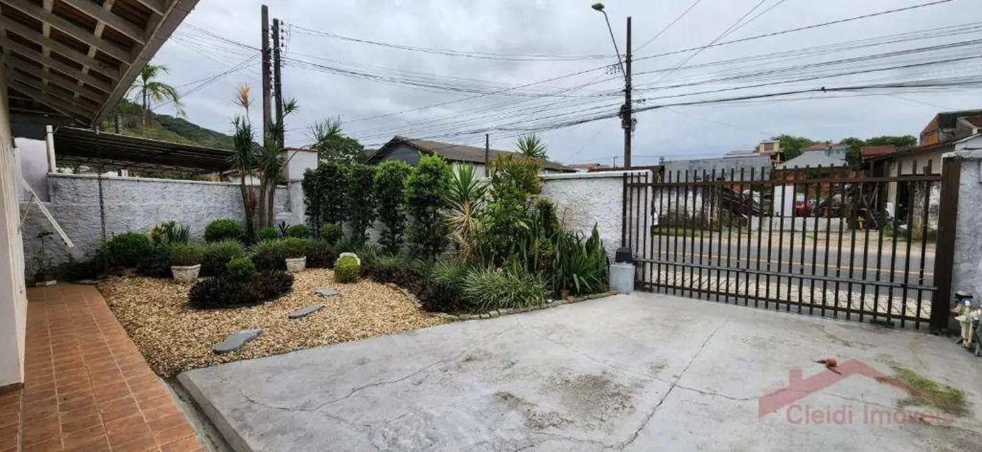 Foto 2 de Casa com 3 quartos para alugar, 360m2 em Iririú, Joinville - SC