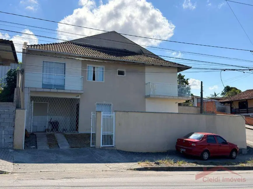 Sobrado com 3 quartos para alugar, 169m2 em Adhemar Garcia, Joinville - SC - imagem 1 Foto 1 de Sobrado com 3 quartos para alugar, 169m2 em Adhemar Garcia, Joinville - SC