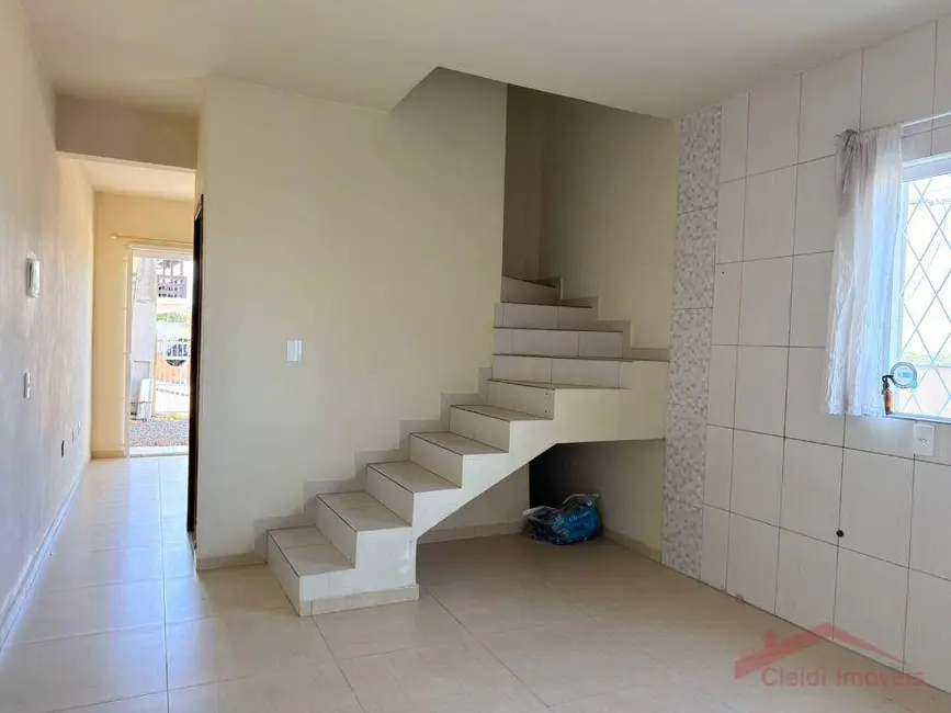 Sobrado com 3 quartos para alugar, 169m2 em Adhemar Garcia, Joinville - SC - imagem 9 Foto 9 de Sobrado com 3 quartos para alugar, 169m2 em Adhemar Garcia, Joinville - SC