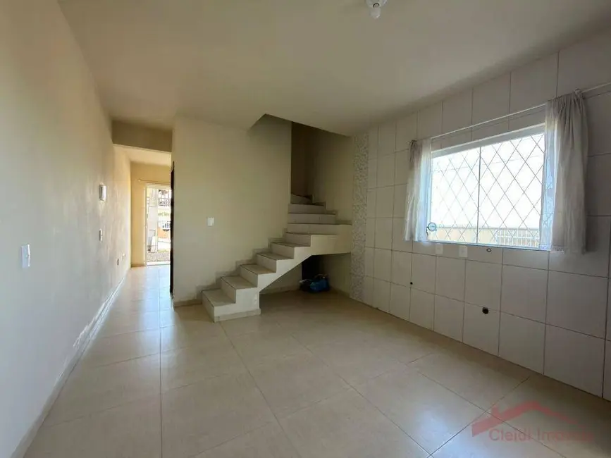 Sobrado com 3 quartos para alugar, 169m2 em Adhemar Garcia, Joinville - SC - imagem 8 Foto 8 de Sobrado com 3 quartos para alugar, 169m2 em Adhemar Garcia, Joinville - SC