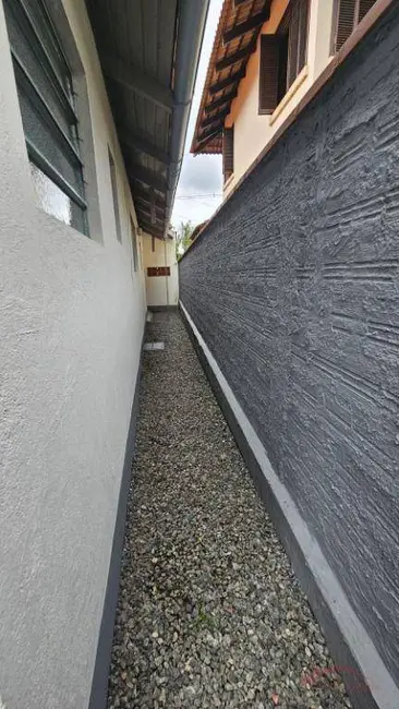 Casa com 2 quartos para alugar, 256m2 em América, Joinville - SC - imagem 2 Foto 2 de Casa com 2 quartos para alugar, 256m2 em América, Joinville - SC