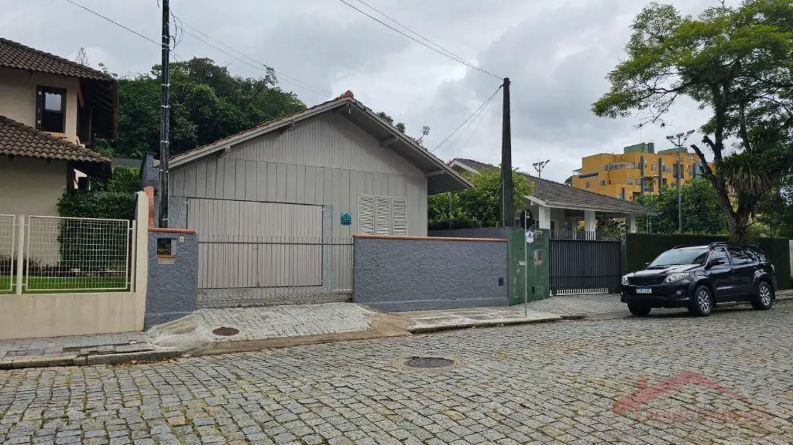 Casa com 2 quartos para alugar, 256m2 em América, Joinville - SC - imagem 1 Foto 1 de Casa com 2 quartos para alugar, 256m2 em América, Joinville - SC