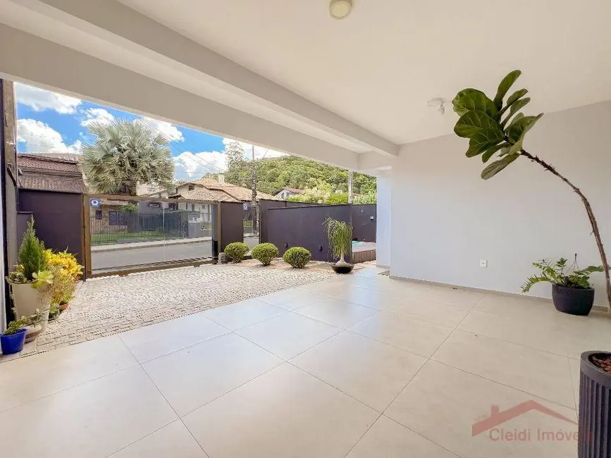 Casa com 3 quartos à venda, 167m2 em Iririú, Joinville - SC - imagem 4 Foto 4 de Casa com 3 quartos à venda, 167m2 em Iririú, Joinville - SC
